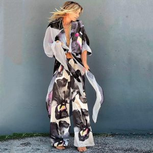 look décontracté avec ensemble kimono et pantalon fleuri