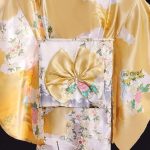 kimono jaune avec motifs japonais
