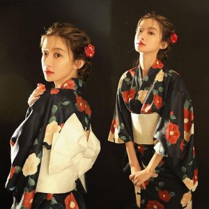 kimono traditionnel noir japonais fleuri