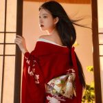 vêtement traditionnel japonais femme rouge